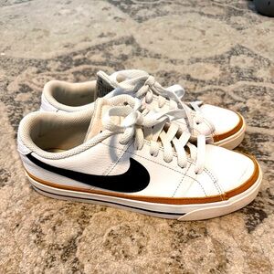 Woman’s Nike court legacy shoes 7.5